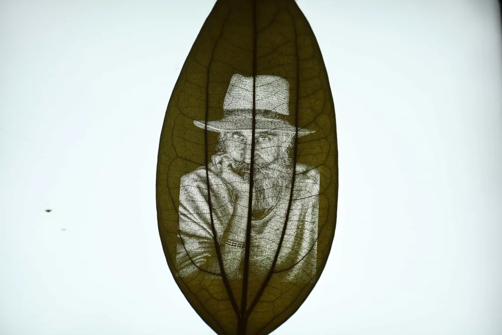 Ultra-fine image engraving on leaf